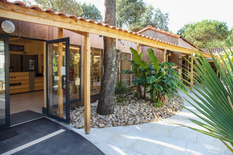 000007883241 768x512