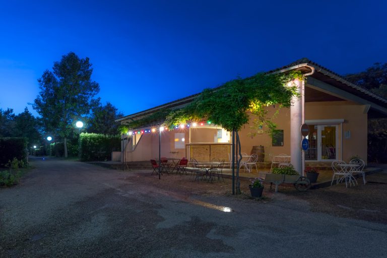 000006957621 768x512