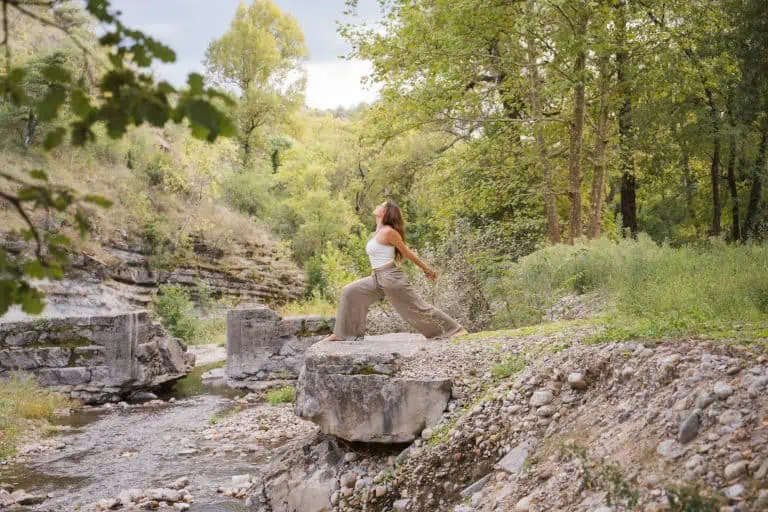02 yoga nature riviere ardeche 768x512