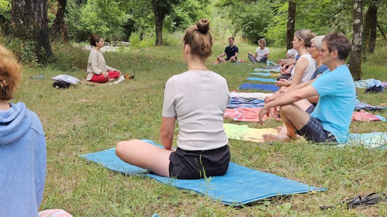 08 yoga nature ardeche 768x432